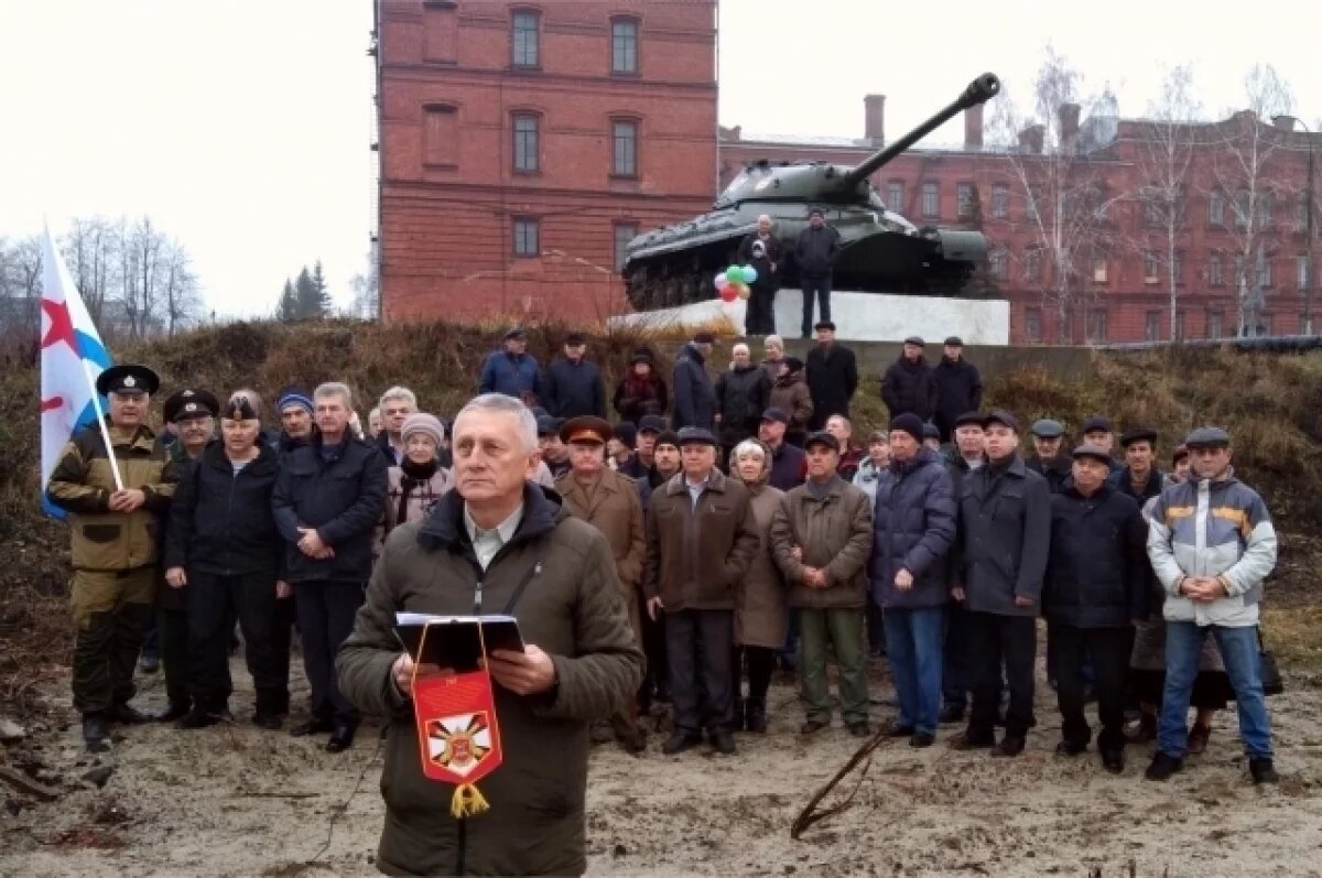    Общественники и ветераны просят оставить танки-памятники на прежних местах и защитить их статусом объектов культурного наследия.