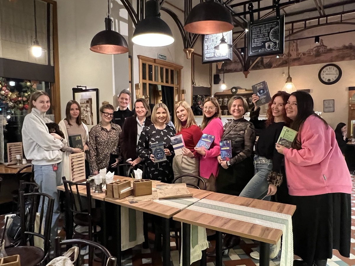 Фото со встречи книжного клуба, на которой мы обсуждали "Солярис" (ноябрь 2025) 