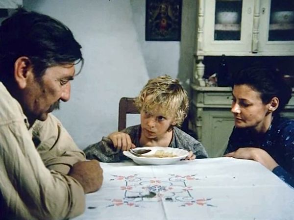 Кадр из фильма "Сиротка" взят для иллюстрации из Яндекс Картинки.