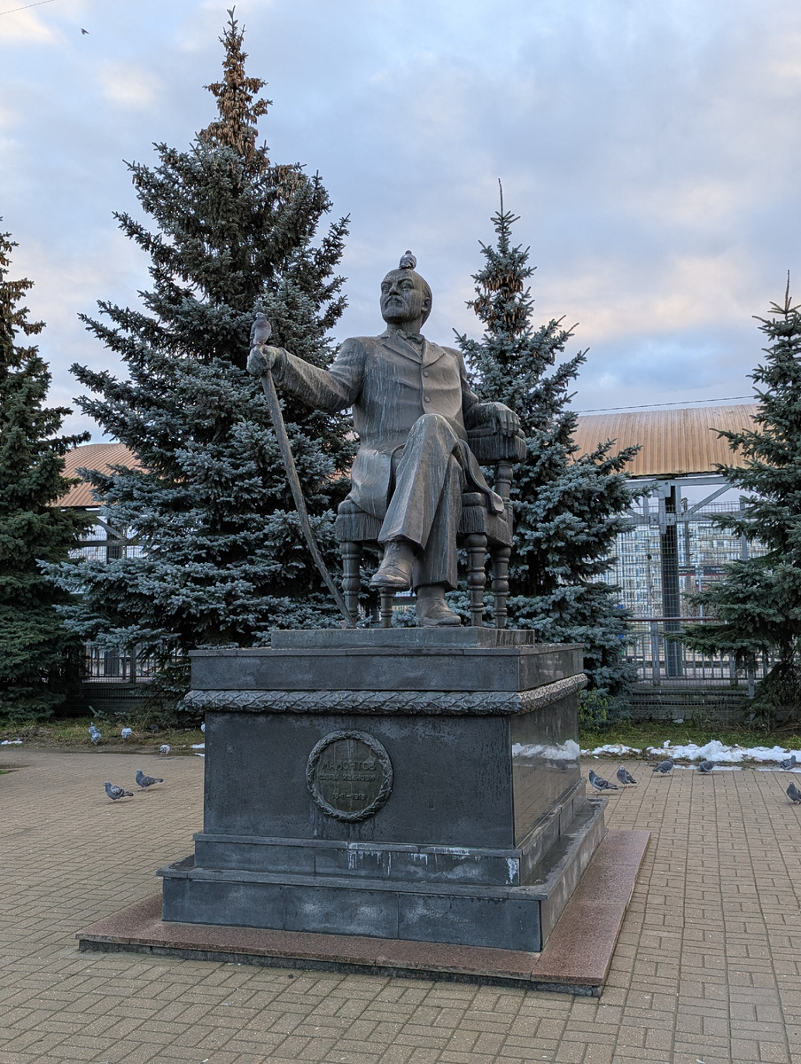 Недалеко от местного вокзала — памятник Савве Мамонтову. Голуби на нём сидят без зазрения совести