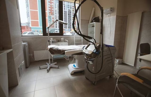 Косметология салонная vs клиника эстетической медицины.

Слово «косметология» у нас давно уже поросло налётом беспечности и «айда откроем в нашем салоне красоты косметологию, без лицензии, будем колоть и бабки зарабатывать». И будет колоть и бабки зарабатывать не врач, а пресловутый косметолог-эстетист.
Отличия, коротко и по существу😘

• Наличие медицинской лицензии. В которой, кстати, прописана разрешенная деятельность.
• Соблюдение всех норм - от наличия моих любимых желтых ведерок отдельных для колюще-режущих до специальных медицинских холодильников, в которых хранятся препараты в определенном температурном режиме.
• Документация. На каждый чих своя. Это безопасность не только клиники, но и пациента.
• Препараты, разрешенные на территории РФ, приобретенные только у официальных поставщиков. Приобретенные, кстати, конторой, на которую получена та самая медицинская лицензия☝️
Нам так часто предлагают более выгодные условия покупки, но за наличку. Иди докажи потом, где ты взял препарат и какого он качества.