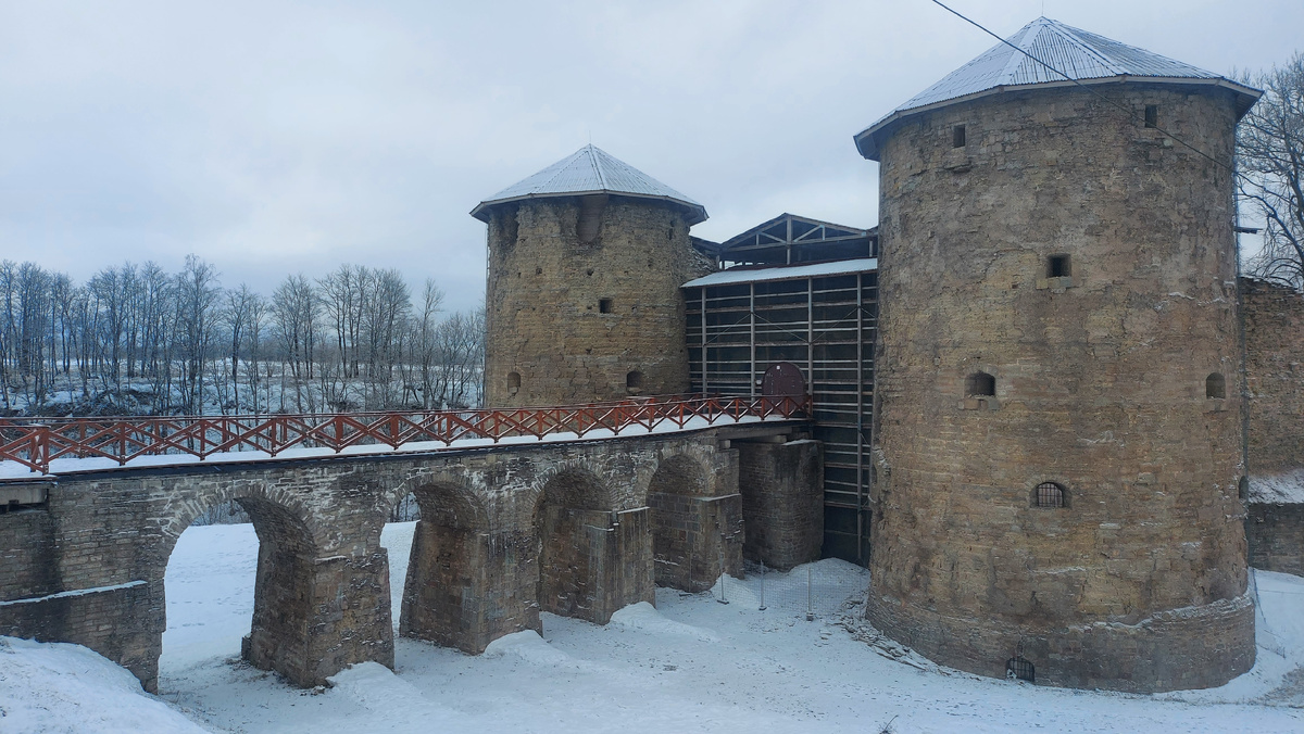 Крепость называли по-разному, в зависимости от того, кто ей владел: Капорье, Копорья, Копорью, Копория, Капориа, Копорио. Топоним названия села и крепости угро-финский: «kopora» — означает двор, либо «kopera» — вырытый. Вместе с крепостями Орешек, Корела, Порхов, Ям - Копорье образовывала защитное кольцо укреплений, охраняющее Новгородскую республику.