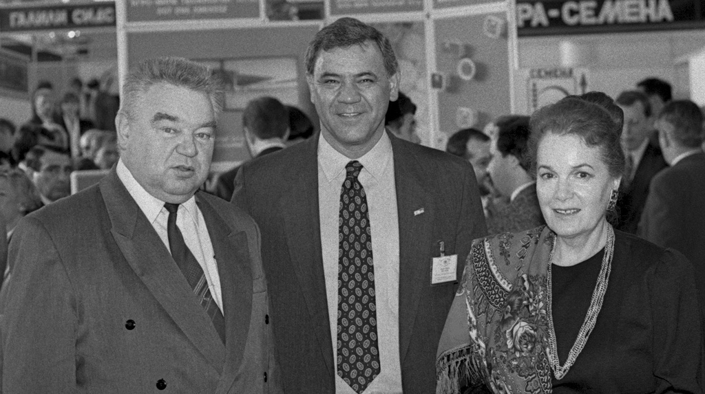 Народная артистка СССР Элина Авраамовна Быстрицкая и дважды Герой Советского Союза космонавт Георгий Михайлович Гречко на одной из международных выставок. Лев Медведев, сентябрь 1993 года, г. Москва, архив Льва Медведева.
