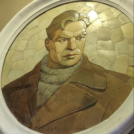 15.12.1938 года во время испытательного полёта погиб Валерий Чкалов. Он был самым популярным лётчиком Союза, а после его гибели был создан настоящий культ пилота. Мозаика из глины и цветной глазури. Материал: глина, глазурь, ангоб
Техника исполнения: роспись глазурями  Фото автора