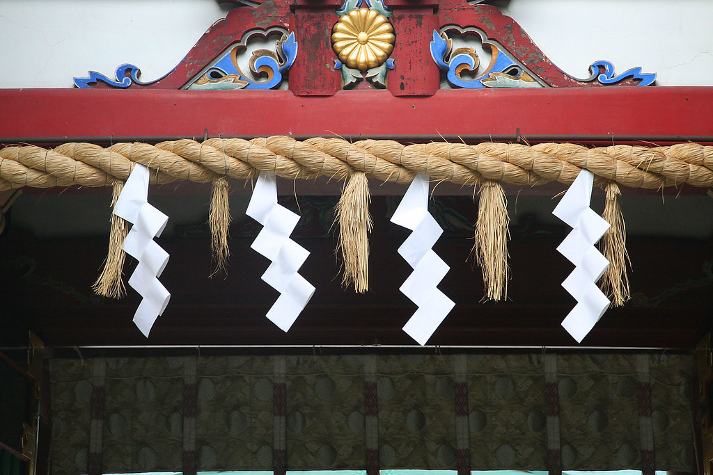 Сидэ традиционно крепятся на веревки-жгуты из рисовой соломы. Самые крупные композиции можно увидеть при входе в храмы. Фото из открытых источников.