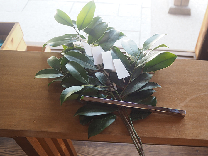 Это тамагуси – ветка сакаки, священного дерева, с прикрепленными к ним сидэ. Фото из открытых источников.