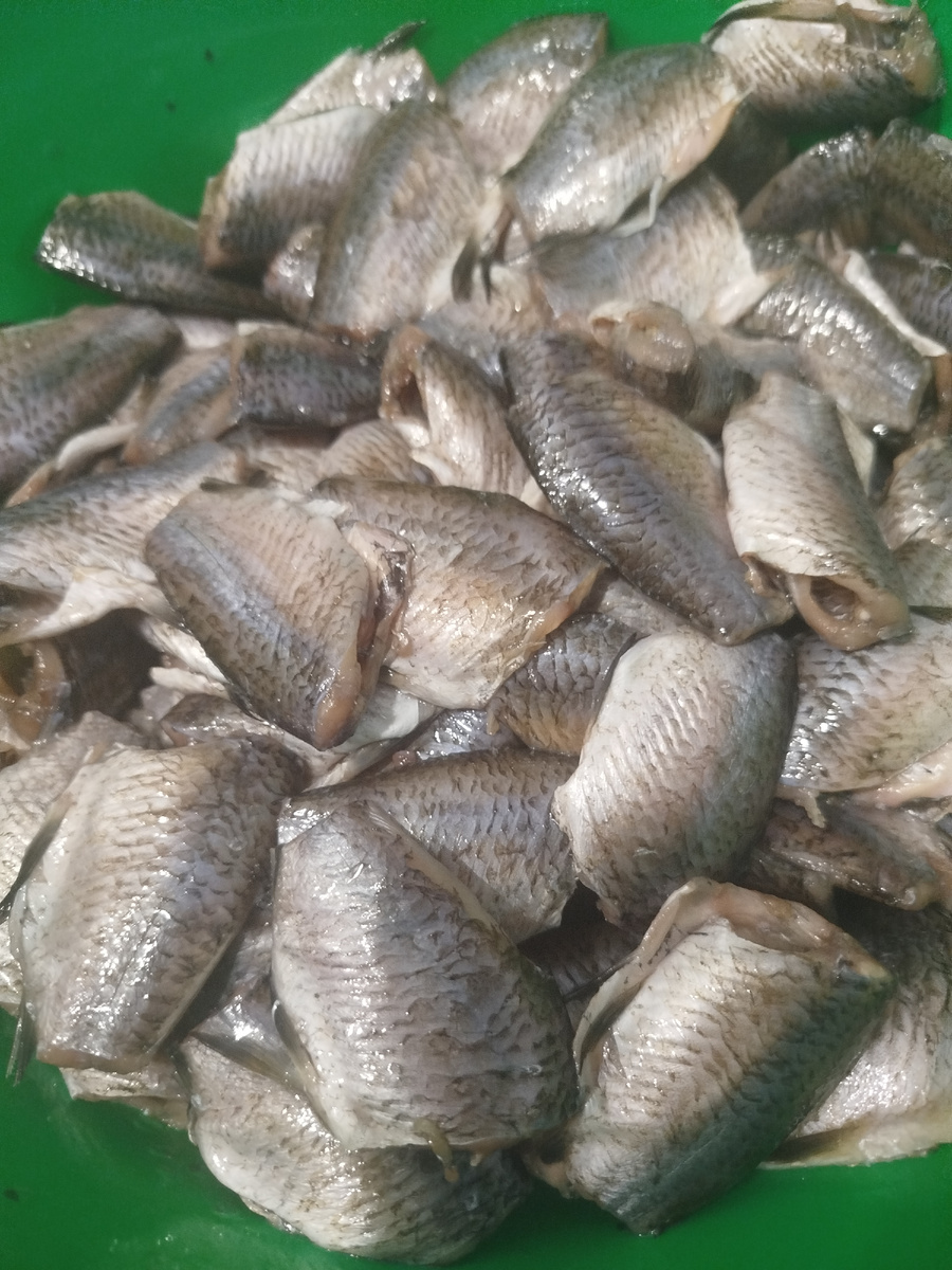 Карась не крупный, резать на куски не стал.