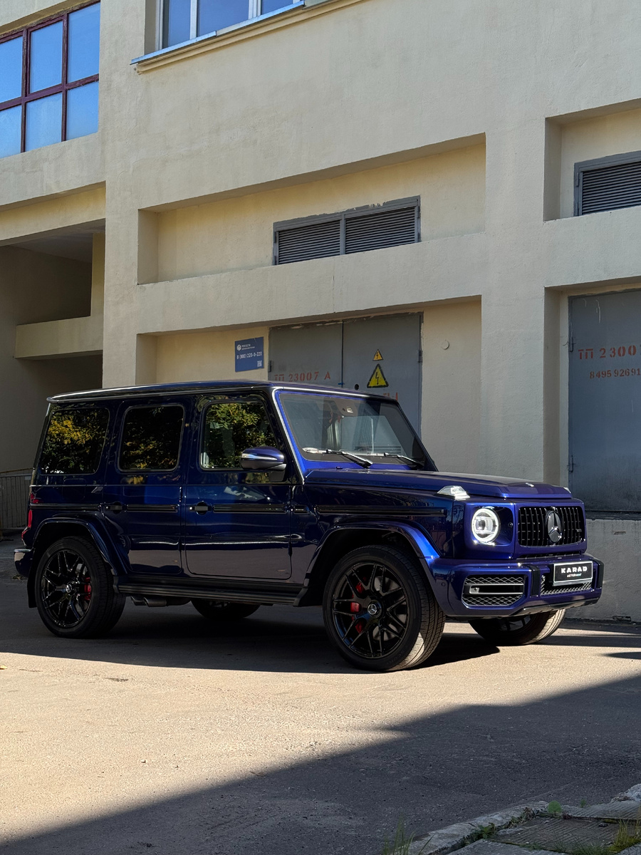 Боковой ракурс G63 до оклейки: видно стоковый цвет и общий вид автомобиля до преобразования.