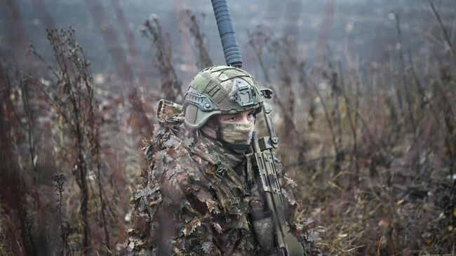 Снайпер ВС РФ в маскировочном костюме