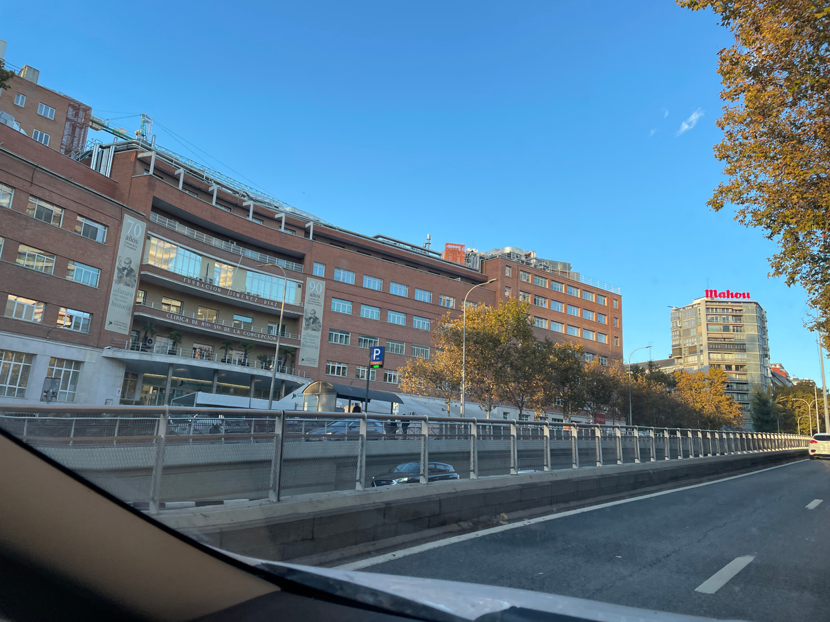 Кругом одни госпитали, школы, корпуса университета Комплутенсе, а проезд и парковку найти весьма непросто. К вон той буквочке Р мы так и не нашли проезда