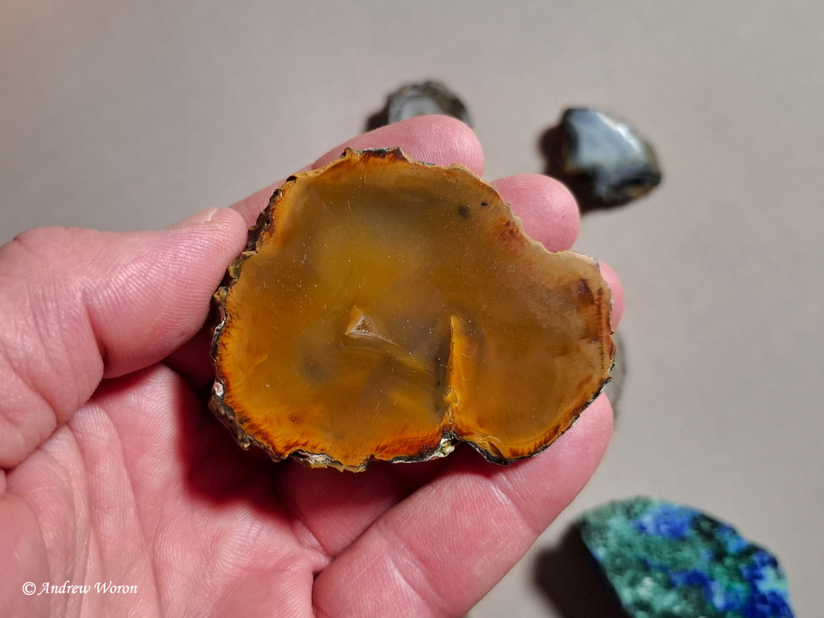 Крупный оранжевый кремень из литофизы