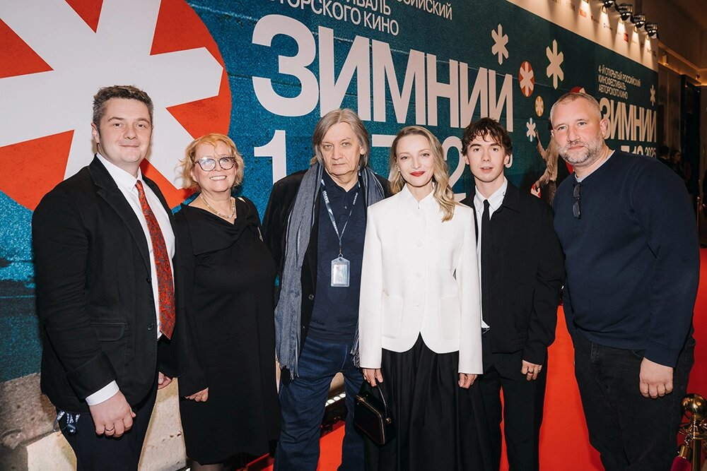    Александр Велединский режиссер, Юрий Быков режиссер, актриса Екатерина Вилкова, актер Денис Власенко, продюсер Юлия Мишкинене и киновед Иван Кудрявцев. Фото: Пресс-служба кинофестиваля «Зимний»/ Евгений Смирнов