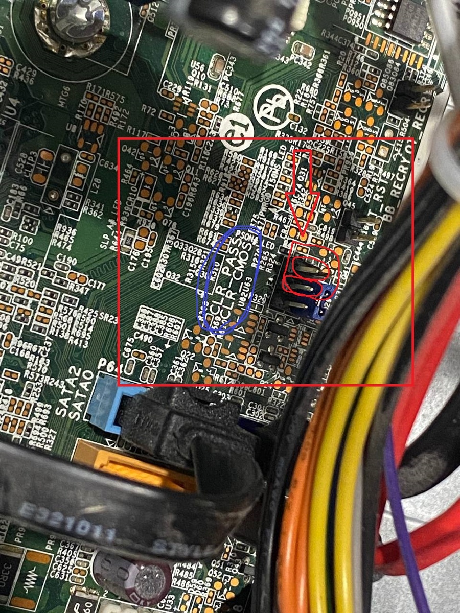 На фото джемпера нет. Красными кружкам указано куда его нужно поставить!!!