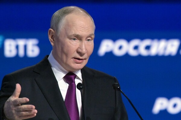 Президент РФ Владимир Путин выступает на пленарном заседании инвестиционного форума ВТБ «Россия зовет!», 2 декабря 2025 года / Евгений Биятов/РИА Новости  