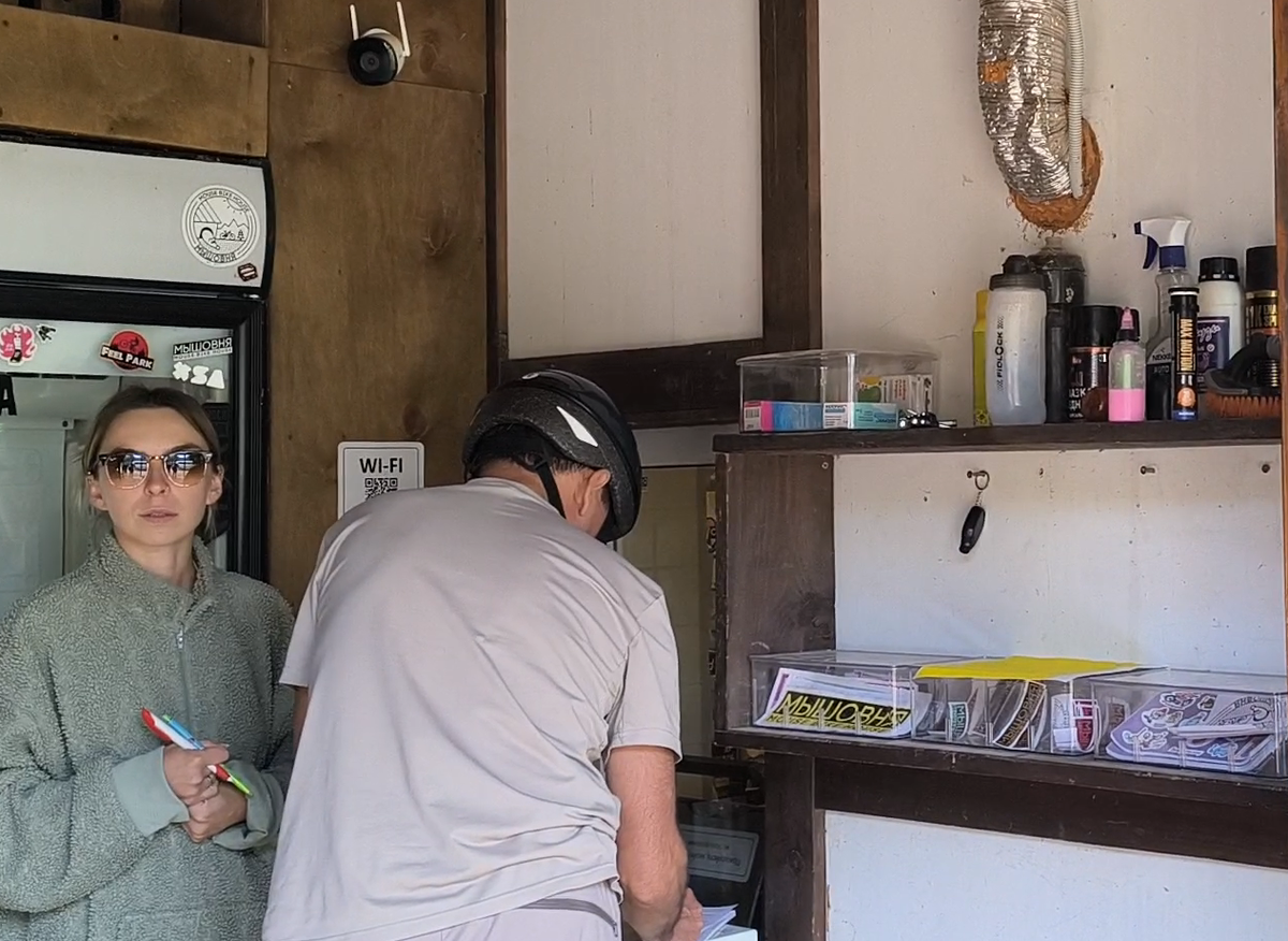 Подписываем локументы. Хорошо, что паспорт был с собой. Фото: Книга Приключений