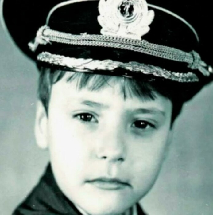    Настоящее имя певца, покорившего мир своим уникальным голосом — Виталий Грачев.