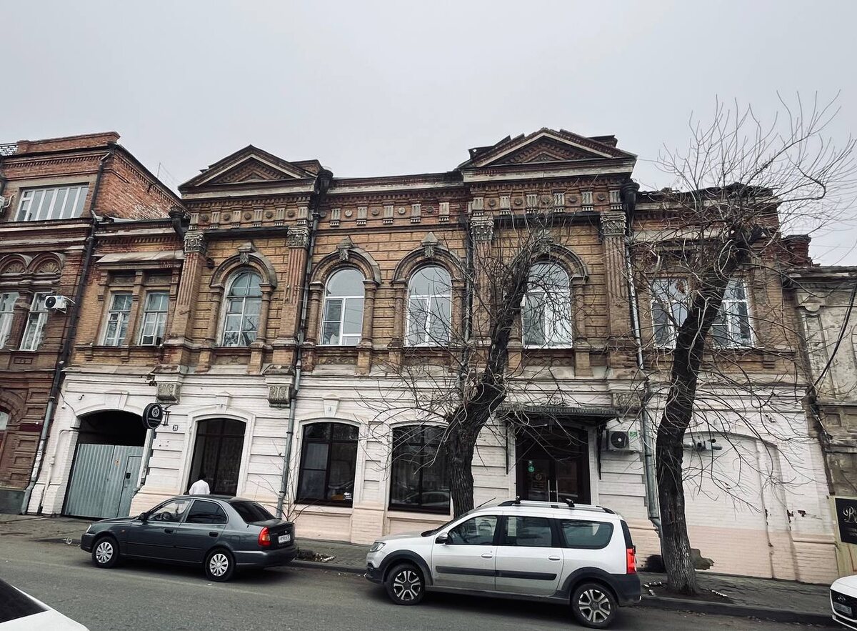 Сколько людей входило под этот свод с просьбой, с благодарностью, с товаром в мешках.