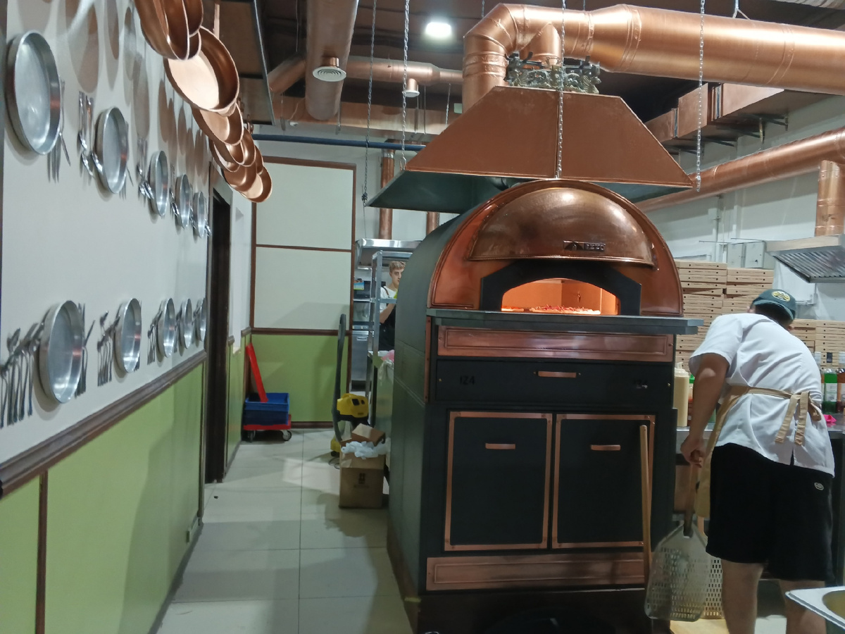 Печь. А в ней наша пицца. Фото Галины Малышевой.