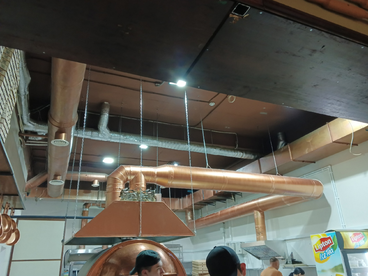 Вот такая красивая вытяжка и очень стильно выглядящие трубы. Фото Галины Малышевой.