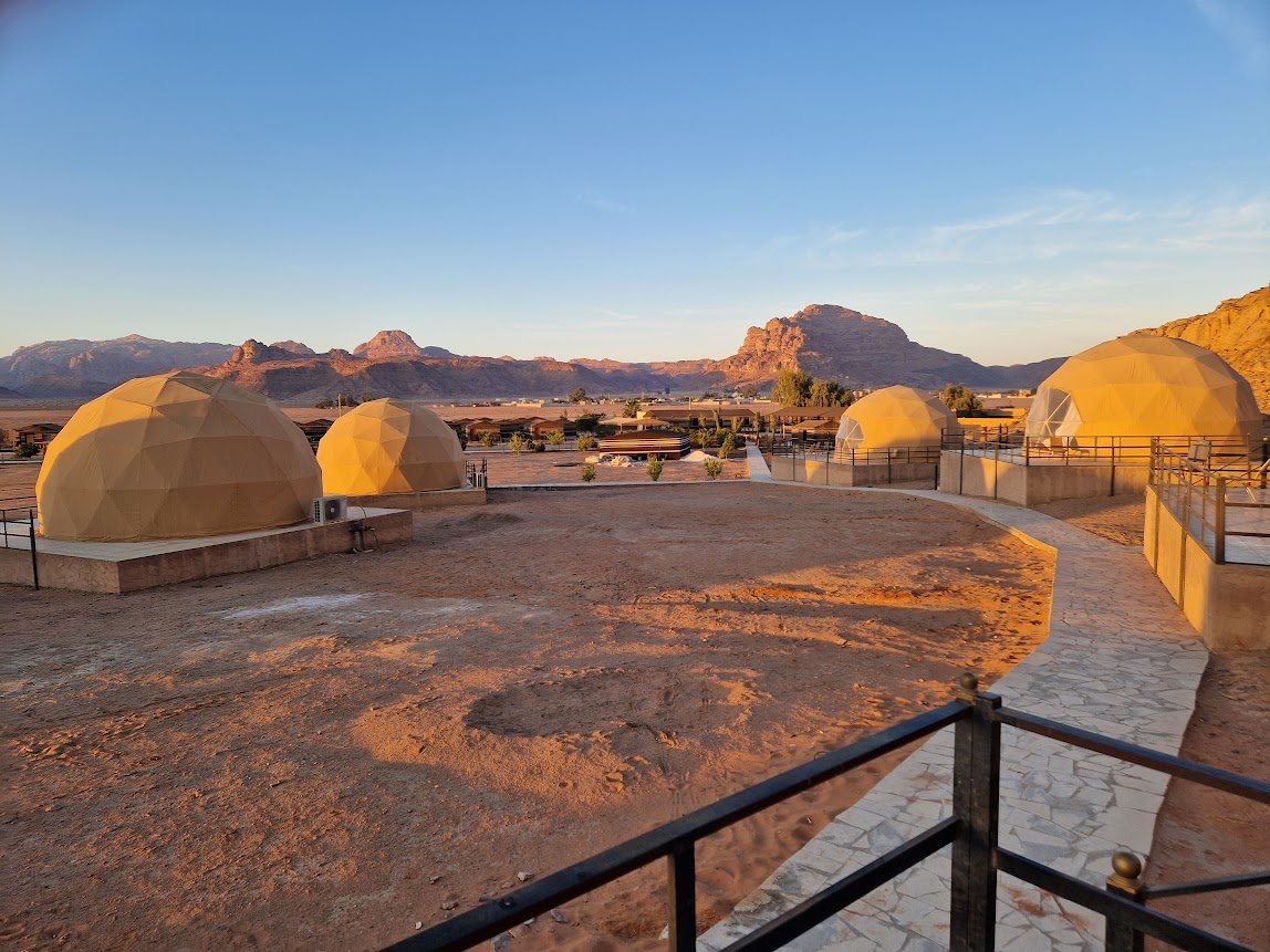 Внутри лагеря домики для туристов, похожие на полусферы.