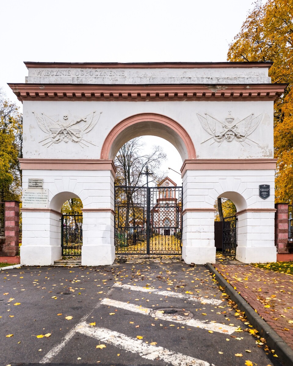 Главная арка Кальварийского кладбища