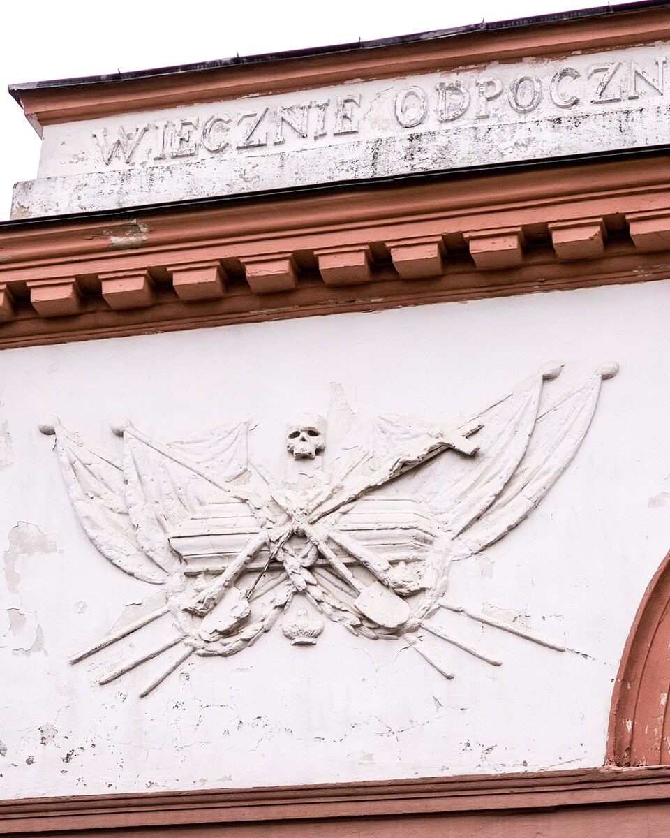 Главная арка Кальварийского кладбища - надпись на польском -«вечный отдых».