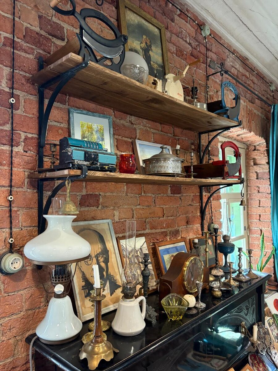 В уличном кафе можно купить: сорбет - 250 руб., молочный коктейль - 220 руб., сочень - 140 руб., калитки с разными начинками - 160 руб., пирожки с всевозможными наполнениями - 200 руб. и прчее.