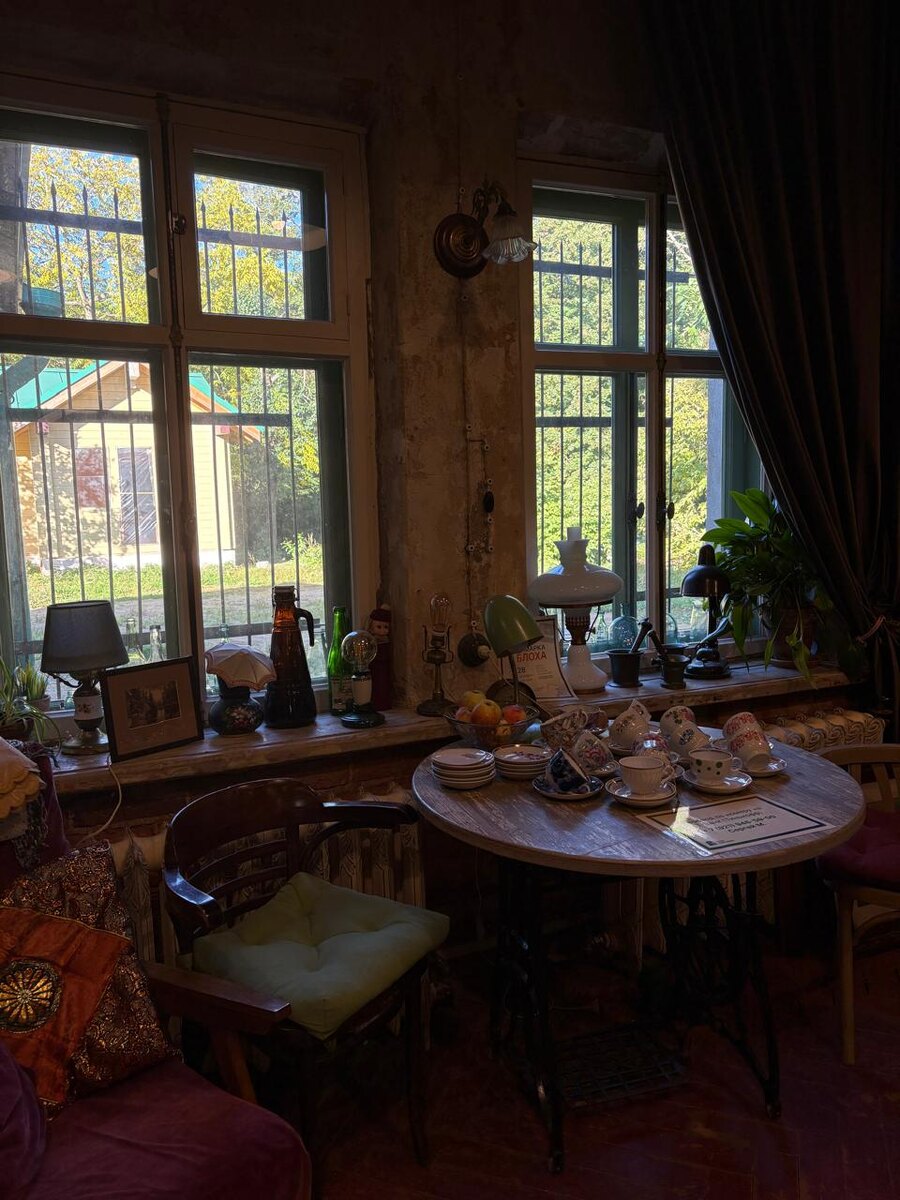 С 1724г. постройку в порте, затем на вокзалах и в аэропортах называли паркгауз. Первый паркгауз появился в России в Питере, на стрелке Васильевского острова. Отличается от других помещений металлическим каркасом, стенами из кирпича и куполообразной крышей. На картинке это самое левое здание, где кафе.