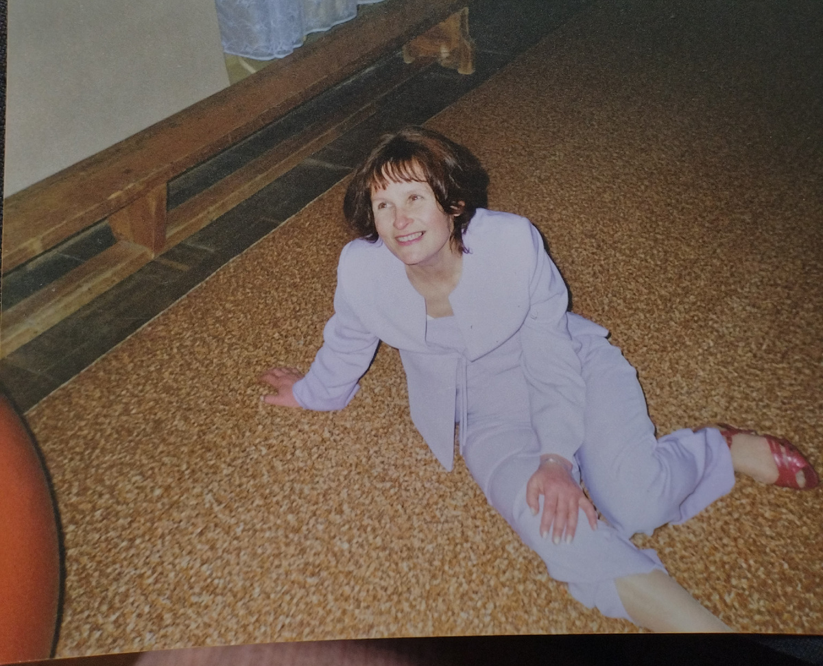 Только что я сломала левую руку, неудачно прыгнув через фитбол. Какие мы, слабые женщины,  всё-таки сильные! (7 января 2002года)