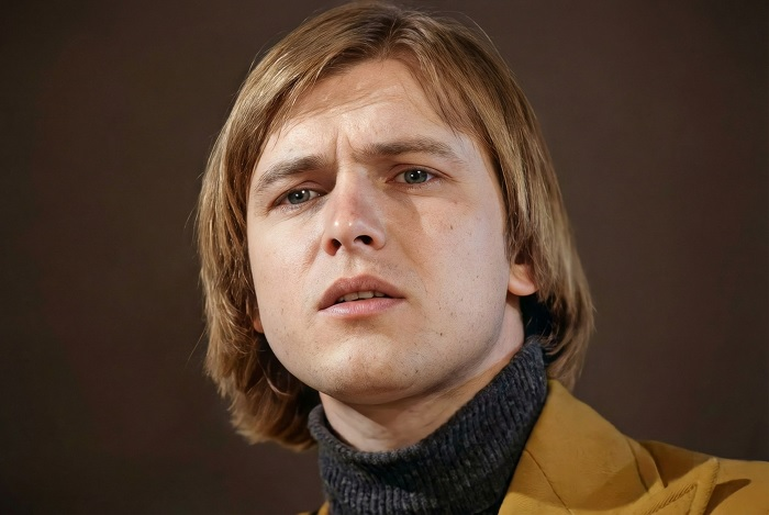 Поклонницы не отпускали... Почему пропал и Как живет исполнитель «У деревни Крюково» Валентин Дьяконов