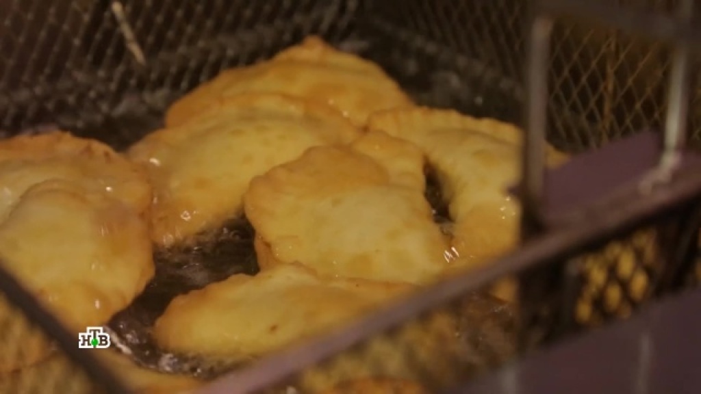    Калорийное удовольствие: как делают посикунчики, беляши и чебуреки