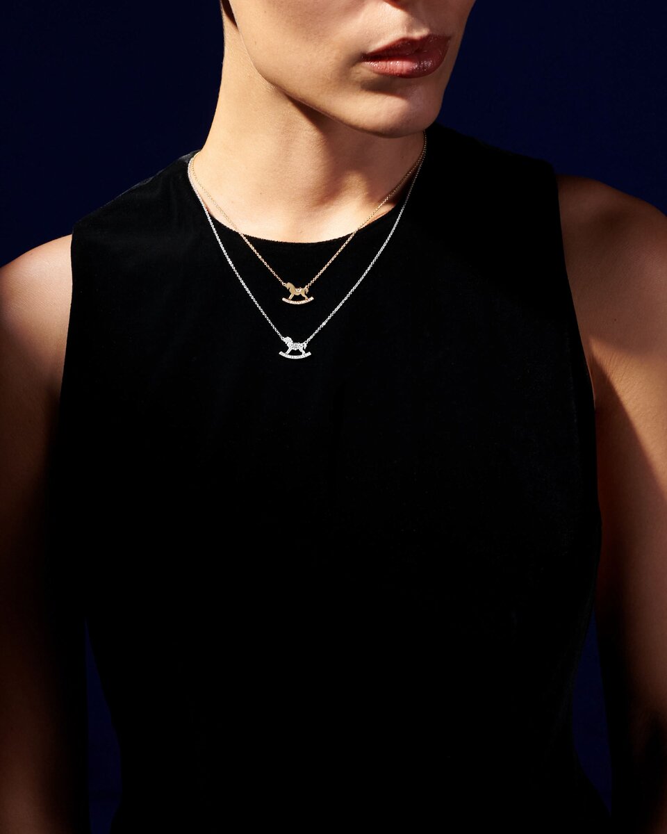 Как носить тонкие цепочки