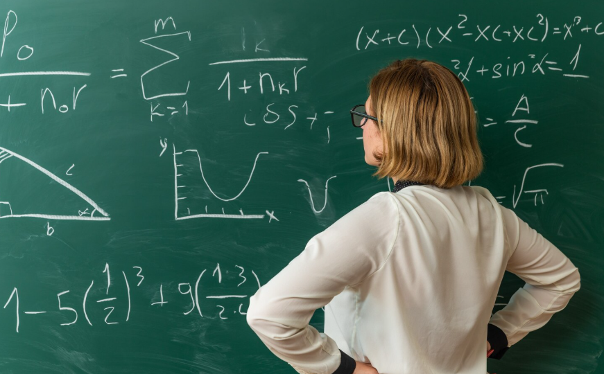 50% класса имеют 3 да 2 по математике. Это лень детей, провал учителя или сбой системы? И что делать родителям?