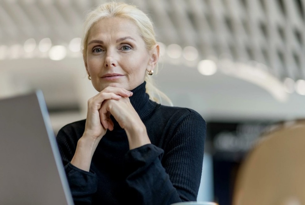 Он прямо говорил, что женщины, которые чего-то добились, живут по своим правилам, а ему нужен тот, кто примет его правила.
