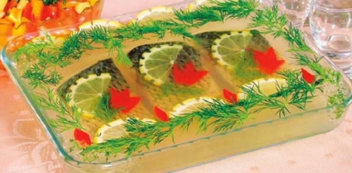 Идеальный домашний рецепт заливной рыбы: Прозрачная, ароматная, безупречная