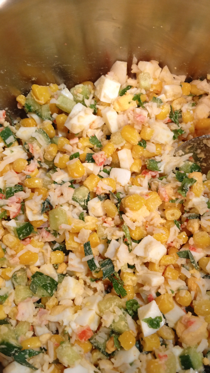 Крабовый салат. Нужно только добавить майонез. Фото автора.