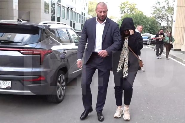    Полина Лурье около здания суда. Кадр: «ИЗВЕСТИЯ»