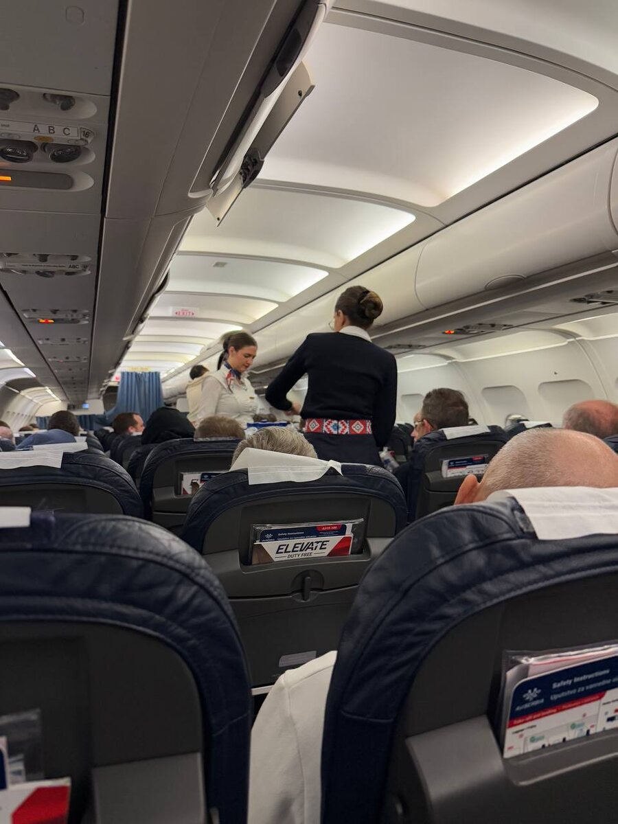 Даже на униформе стюардесс есть этнические балканские мотивы