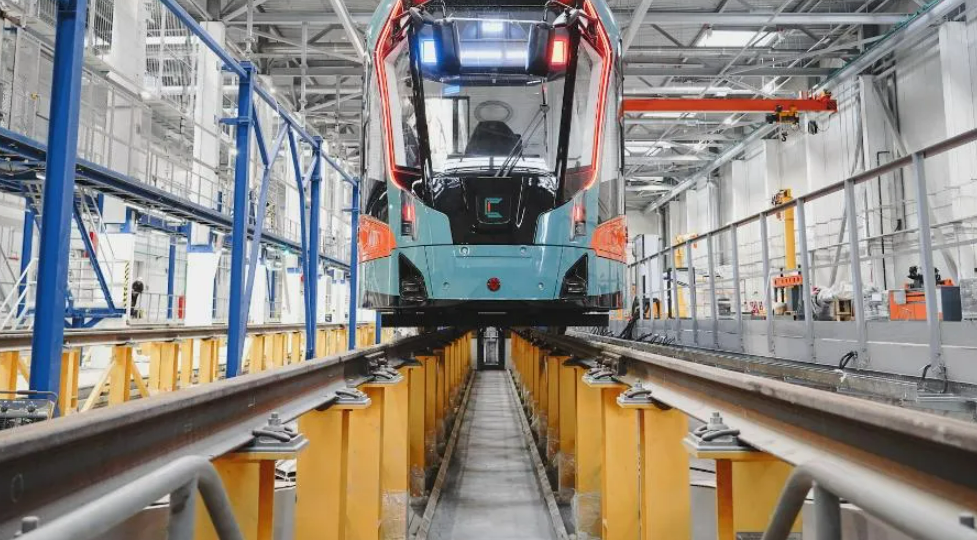 От скепсиса к оптимизму. На «Славянке» началось тестовое движение трамваев