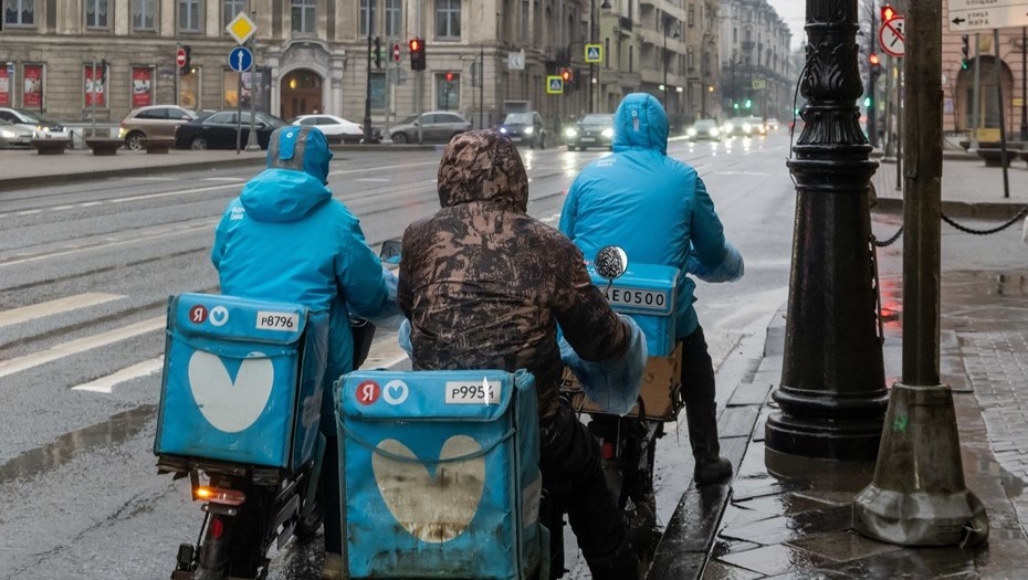    Работа курьера теперь стоит дороже Автор фото: Михаил Тихонов/"ДП"