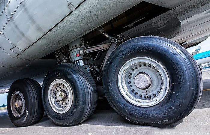 Шасси и колёса имеют сложную и прочную конструкцию