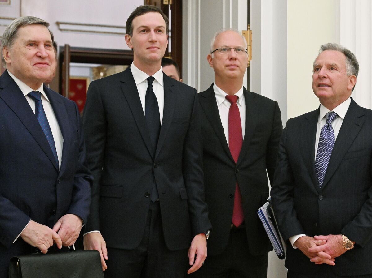    Помощник президента РФ Юрий Ушаков, зять президента США Джаред Кушнер, генеральный директор РФПИ Кирилл Дмитриев и спецпосланник президента США Стивен Уиткофф перед началом встречи с президентом РФ Владимиром Путиным© РИА Новости / Кристина Кормилицына