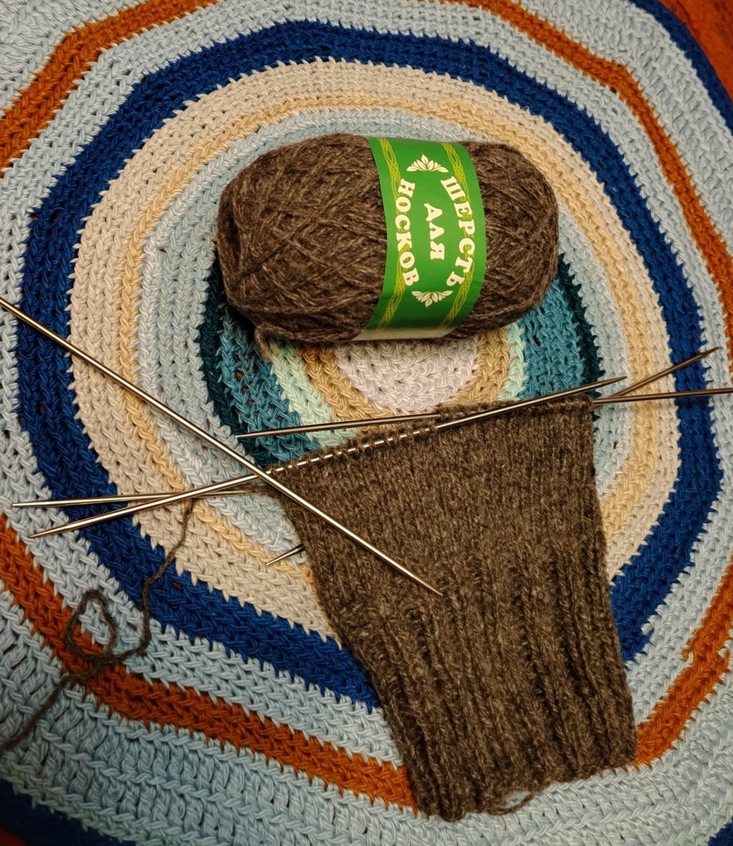 Носки планируются на 42-43 размер ноги. 