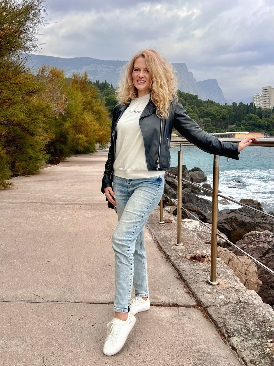 На заднем плане Фороский парк, санаторий «Форос» и Крымская главная гряда «Фороский кант»