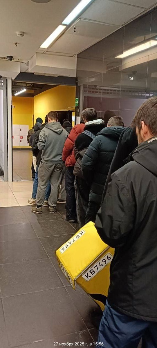 "Знаменитое" фото очереди на устройство в Яндекс доставку
