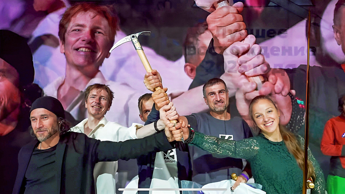 Вручение Золотого Ледоруба России команде Андрея Васильева. На фото (слева направо): Сергей Кондрашкин, Кирилл Эйземан, Андрей Васильев (его почти не видно), Виталий Шипилов и Наталья Белянкина