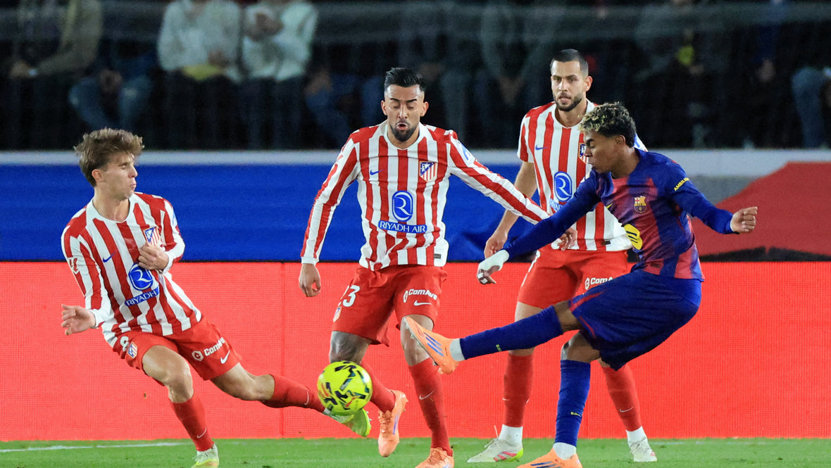    Ламин Ямаль (справа) бьет по воротам «Атлетико». Reuters