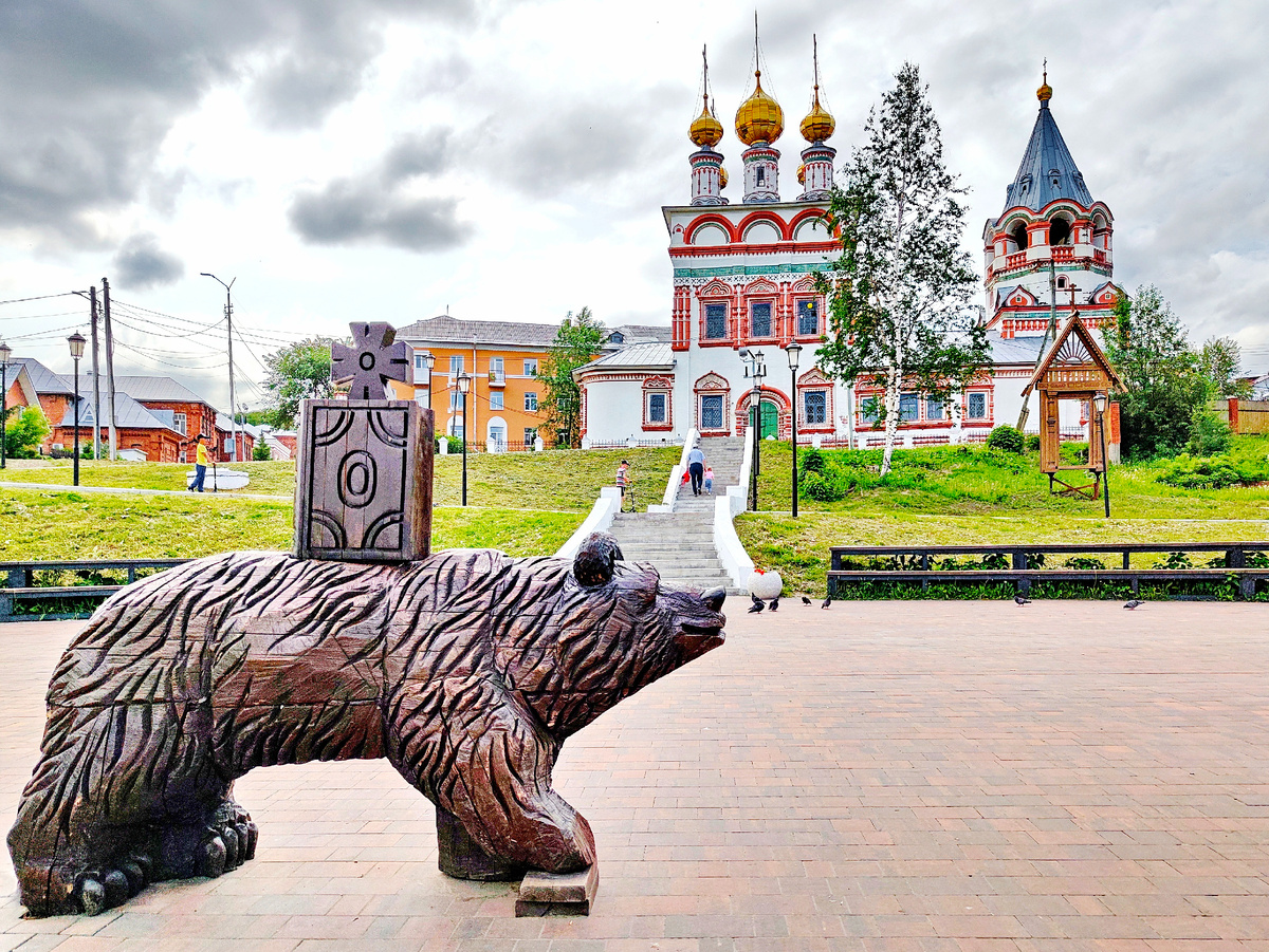 Соликамск, медвель на пешеходном променаде "Соляная верста". В сентябре то ли из леса пришел, то ли этот пошел погулять, но по городу ночью бегал медведь вполне настоящий)) Листайте галерею😉