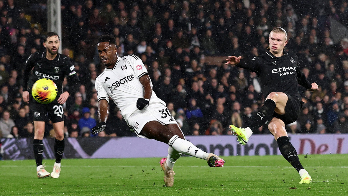    Эрлинг Холанн (справа). Reuters