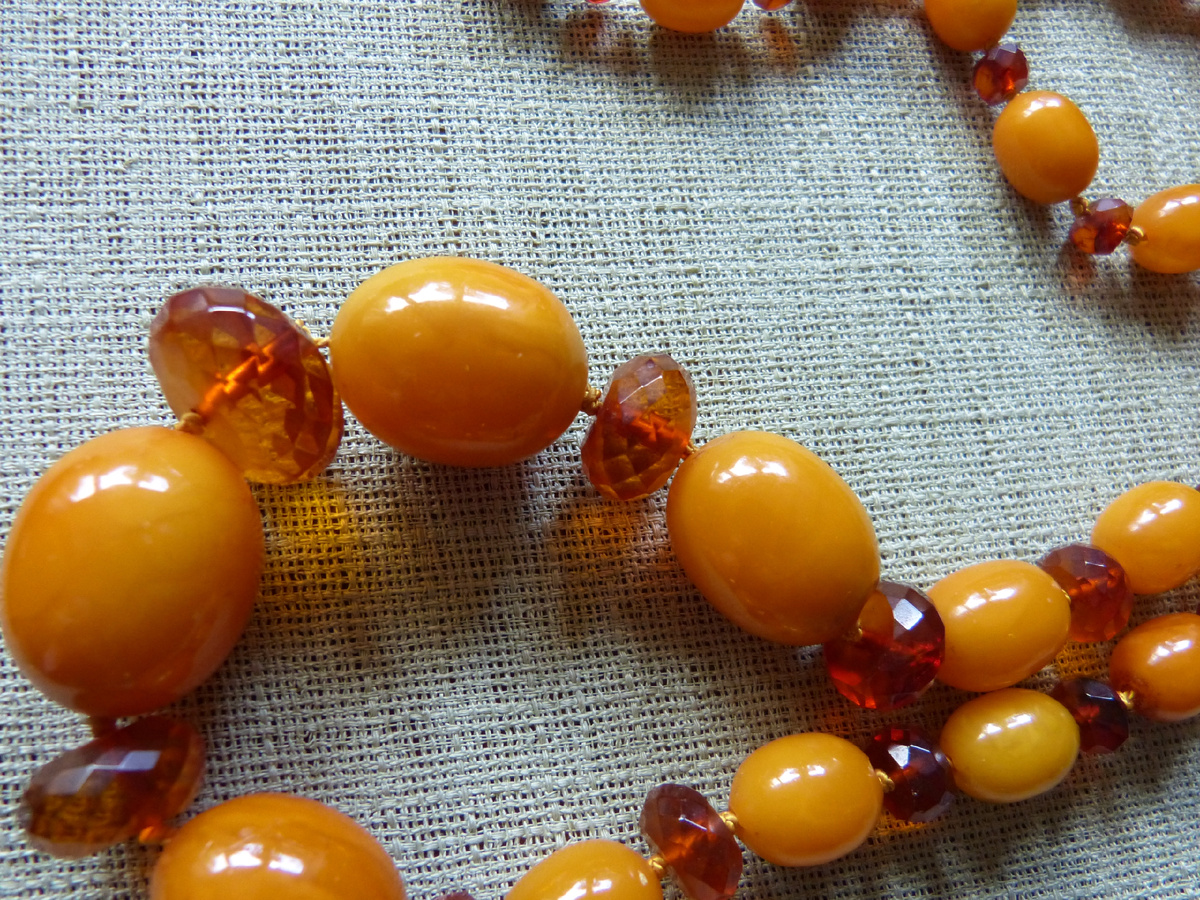 Янтарные бусы, изготовленные на Кёнигсбергской мануфактуре, 1930- г.г., из коллекции музея янтаря.